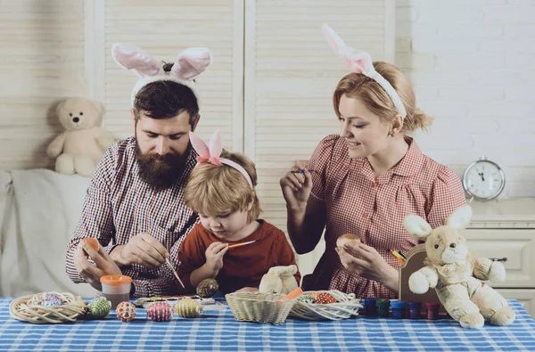 Щаслива сім'я святкує весняне свято, любов, Великдень — стокове фото