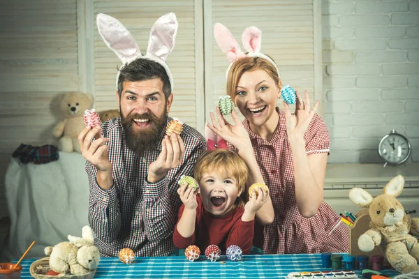 Anne, baba ve oğul resim yumurtalar — Stok fotoğraf