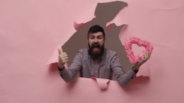 Pembe Kalp sakallı adam. Sevgililer günü kavramı.