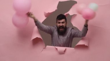Balonlar ile mutlu sakallı adam.