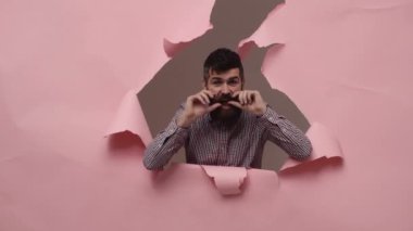 Pembe bir arka plan üzerinde mutlu sakallı adam. Farklı duygular shoving sakallı adam. Sakallı adam farklı belirtileri gösterir.