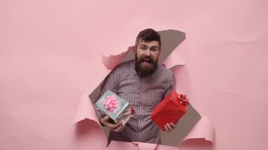 Hediye kutusu sakallı adam. Şu sakallı adam. Pembe bir arka plan üzerinde sakallı erkek.