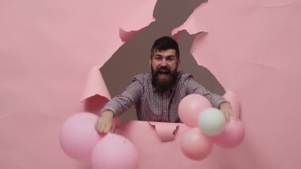 Glücklicher Bärtiger Mann Mit Luftballons — Stockvideo