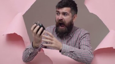 Adam geç oldu. Çalar saat olan adam. Çalar saat çalıyor. Çalar saat ile farklı duygular.