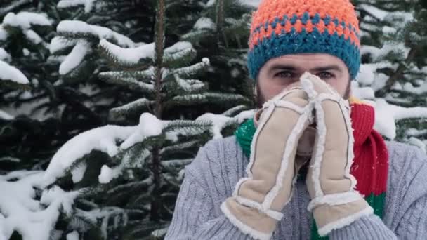 Молодий Бородатий Чоловік Гарячий Чай Холодний Зимовий День — стокове відео