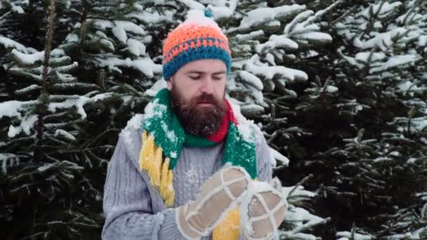 Kalter Wintertag Junger Mann Spielt Schneebälle — Stockvideo