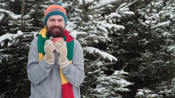 Junger Bärtiger Mann Trinkt Heißen Tee Einem Kalten Wintertag — Stockvideo