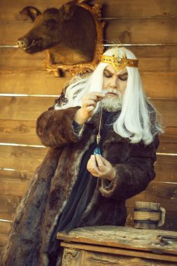 Taş ve kolye hipnoz için eski Sihirbazı