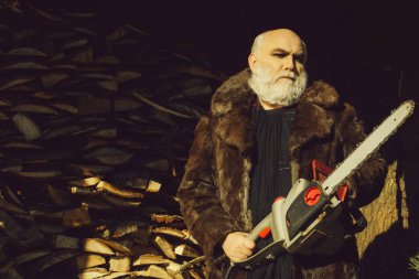 Sakallı ihtiyar chainsaw ile