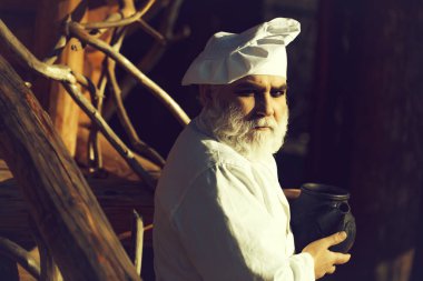 Sakallı cook ile demir çaydanlık