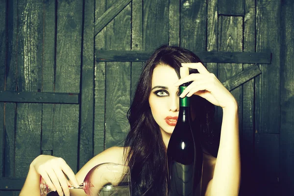 Mulher sexy com vinho — Fotografia de Stock