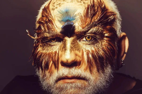 Oude man in veren masker — Stockfoto