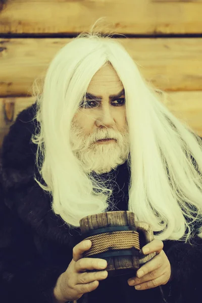 Homme barbu avec tasse en bois — Photo