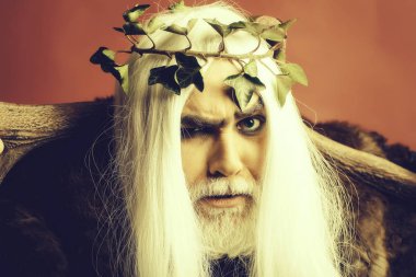 Boynuzları olan Zeus adam