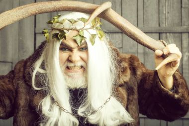 Boynuzları olan Zeus adam