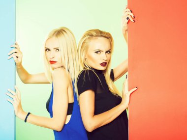 İki güzel kız poz