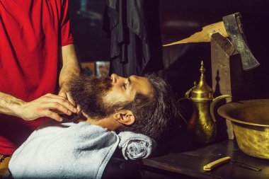 Sakallı adam tıraş vardır