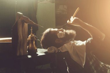 Sakal tıraş olan sakallı adam