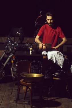 Kuaför adama sakal tıraş