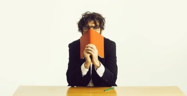 sakallı adam öğretmen masasında