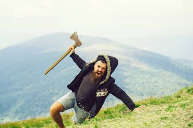 Acımasız adam oduncu balta ile