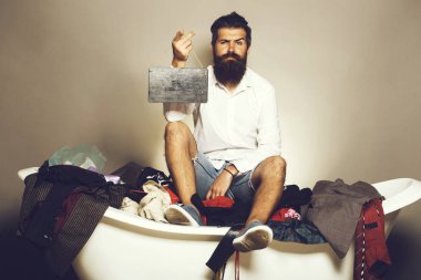 banyo ile ahşap tahta sakallı adam