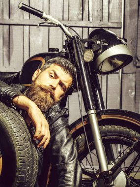 Sakallı adam hipster motorcu