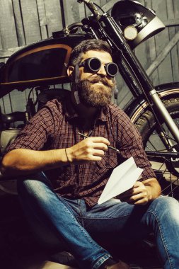 Kağıt Uçak adamla motorcu