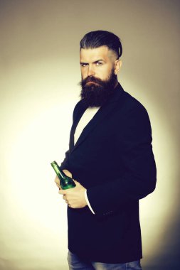 Sakallı adam bira şişesi ile