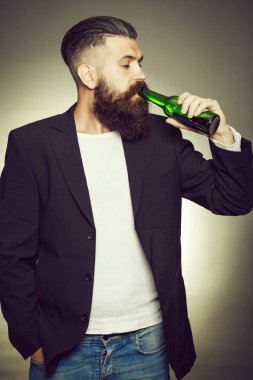 Sakallı adam bira şişesi ile