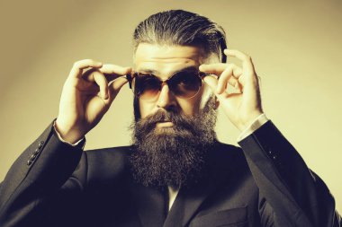 Sakallı yakışıklı erkek güneş gözlüğü