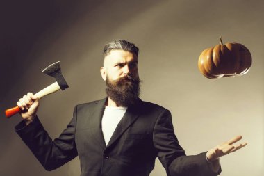 Sakallı adam kabak ile