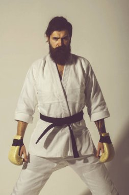 ciddi karate erkek kimono ve boks eldivenleri sakallı