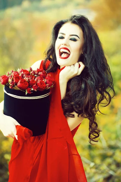 Chica sonriente sexy con rosas rojas — Foto de Stock