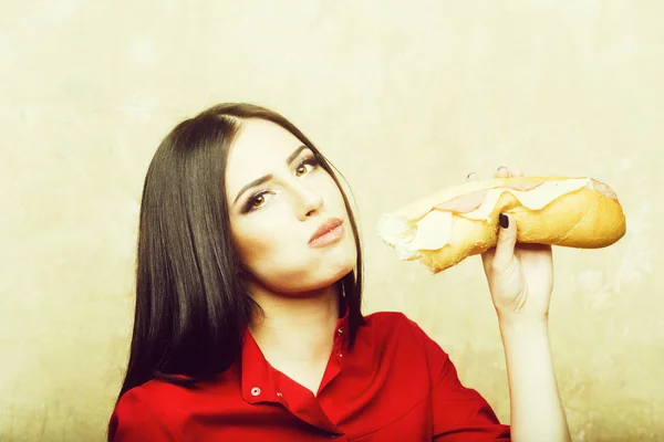 Sexy kobieta Ładna Brunetka zjada sandwich duże lub burger — Zdjęcie stockowe
