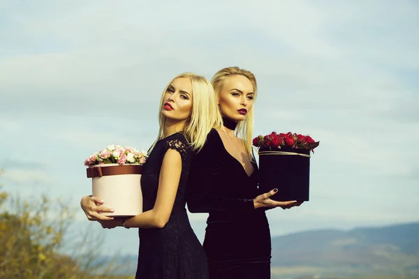 Chicas bonitas con flores en caja —  Fotos de Stock