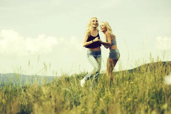 Mujeres bonitas en campo al aire libre —  Fotos de Stock