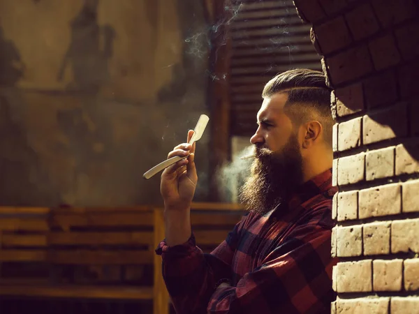 Hipster con cigarrillo y navaja de afeitar —  Fotos de Stock