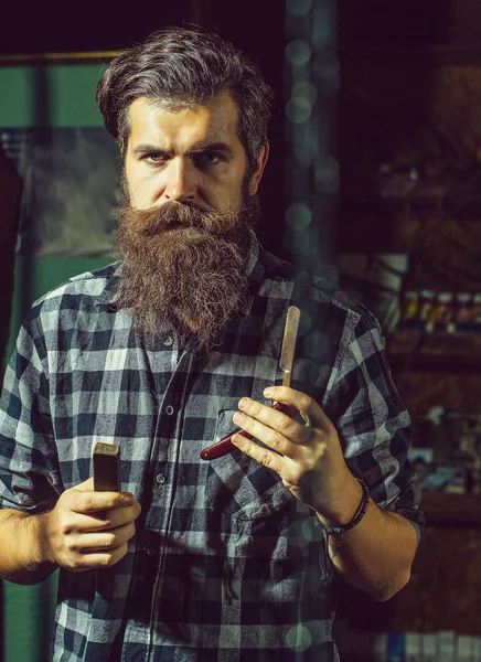 Бородатый парикмахер с бритвой — стоковое фото