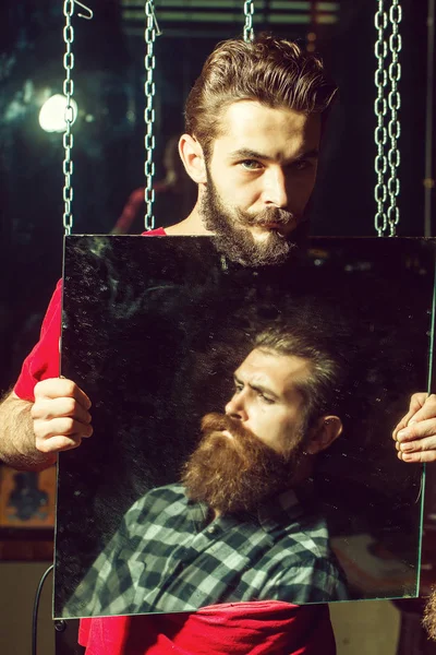 Muž drží zrcadlo odrážející zákazníka — Stock fotografie
