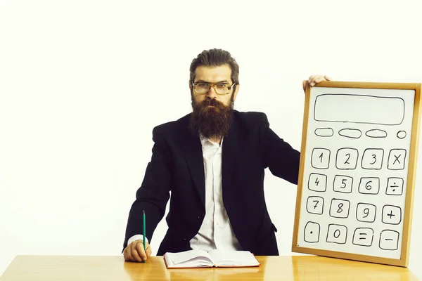 Hombre barbudo gafas de profesor con calculadora — Foto de Stock