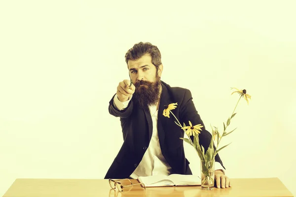 Homme barbu professeur verres à table — Photo