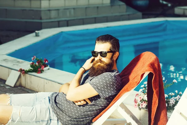 Yüzme Havuzu, güneş gözlüğü, sakallı adam