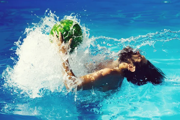 Hombre con sandía en la piscina — Foto de Stock