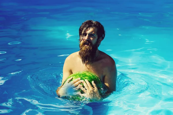 Karpuz yüzme havuzunda adamla — Stok fotoğraf