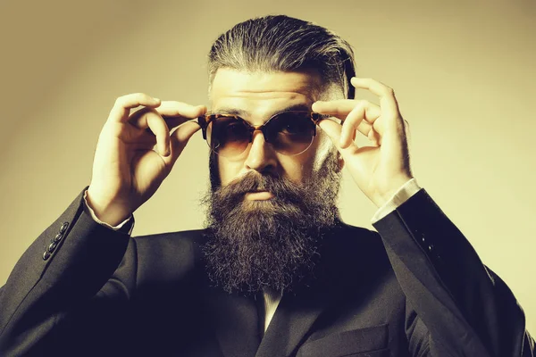 Hombre guapo barbudo en gafas de sol — Foto de Stock