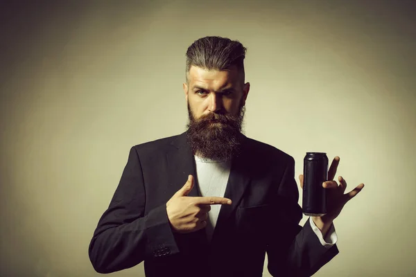 Homme barbu avec boîte de bière — Photo