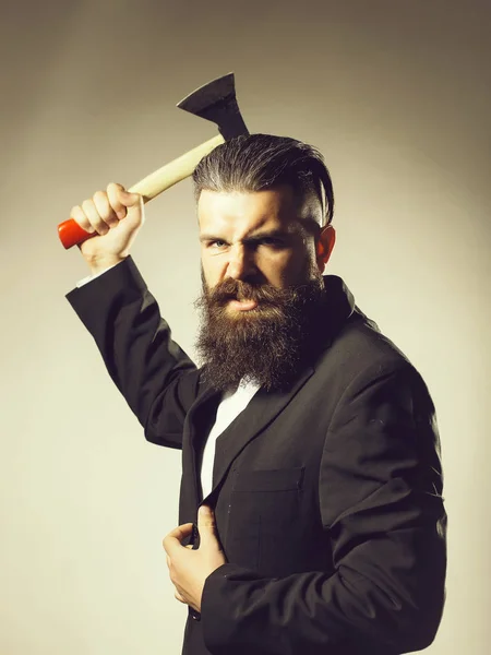 Бородатий чоловік з сокирою — стокове фото