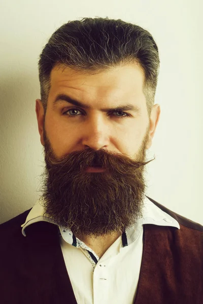 Hombre barbudo, brutal hipster caucásico con cara seria —  Fotos de Stock