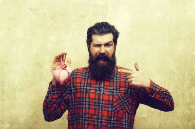 Sakallı mutlu sakallı adam pembe Tekstil kalp tutar